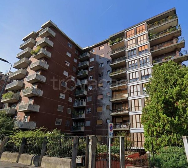 appartamento in vendita a Milano in zona Lorenteggio