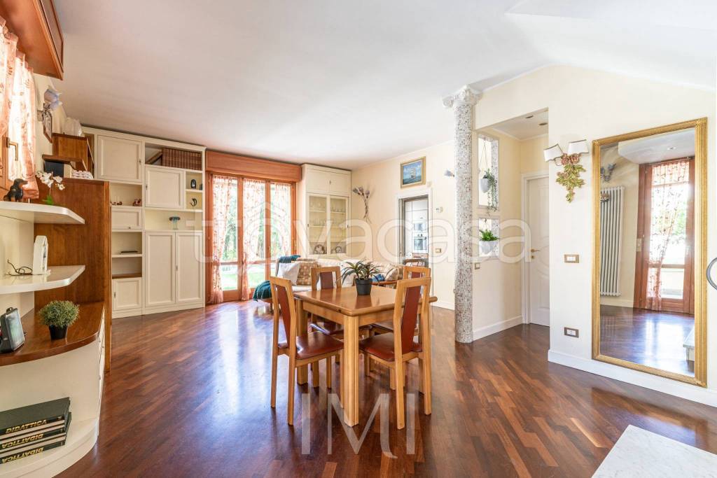 casa indipendente in vendita a Milano in zona Stadera