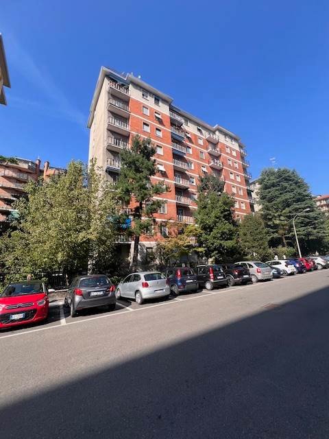 appartamento in vendita a Milano in zona Lorenteggio