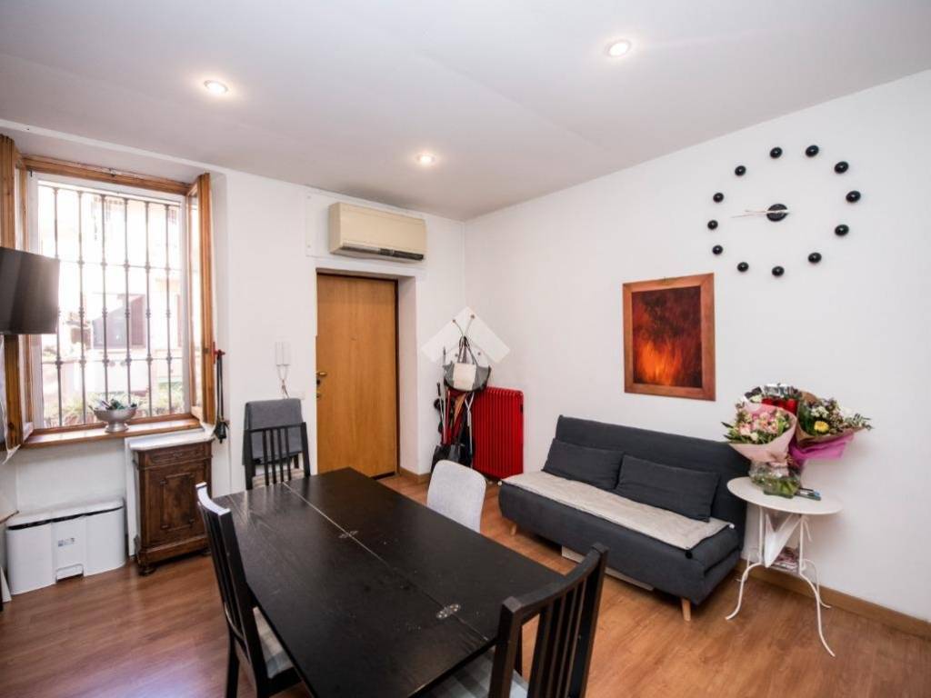 appartamento in vendita a Milano in zona Bocconi