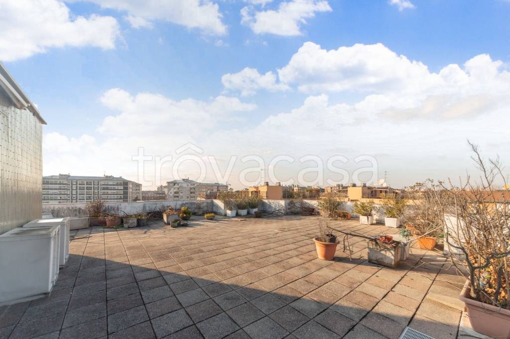 appartamento in vendita a Milano in zona Vigentino