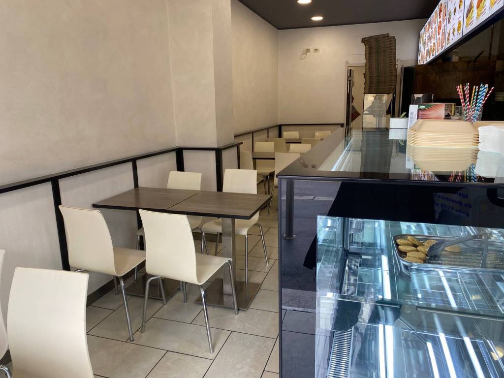 negozio in vendita a Milano in zona Trenno