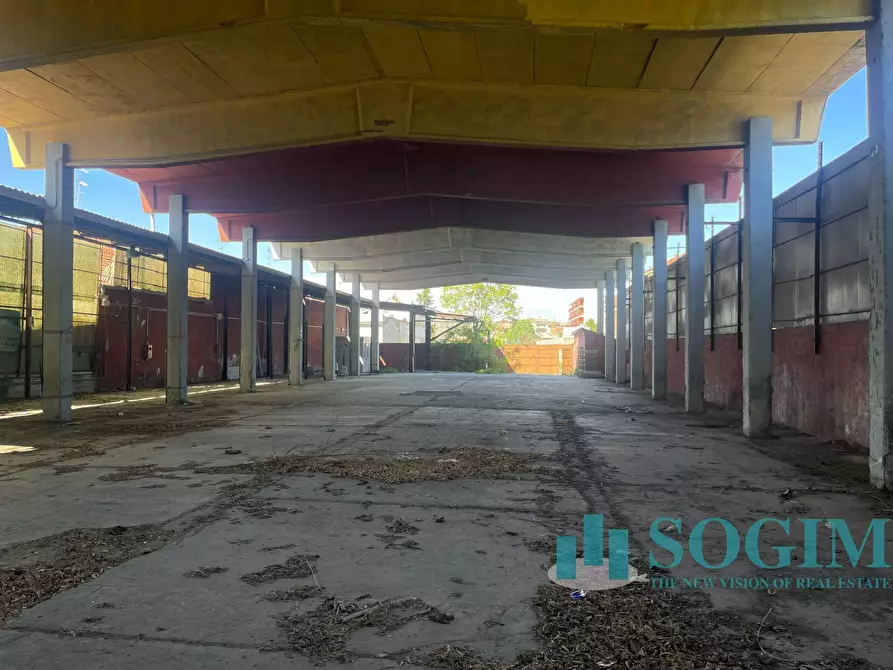 capannone in vendita a Milano in zona Barona