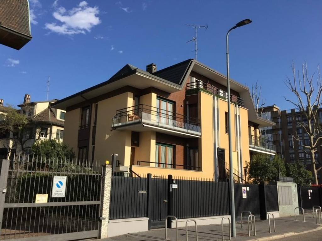 casa indipendente in vendita a Milano in zona Trenno