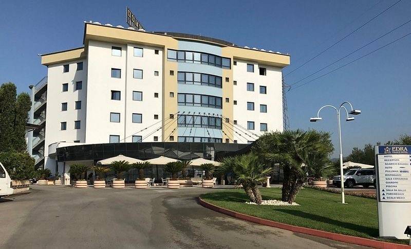 negozio in vendita a Milano in zona Trenno