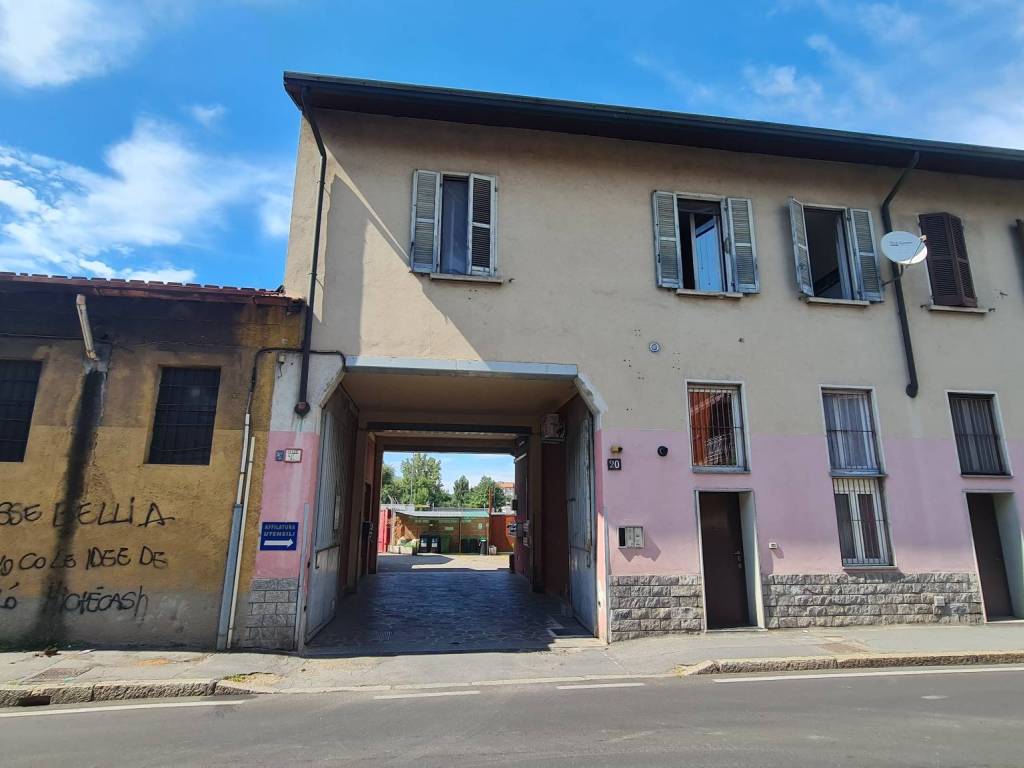 appartamento in vendita a Milano in zona Baggio