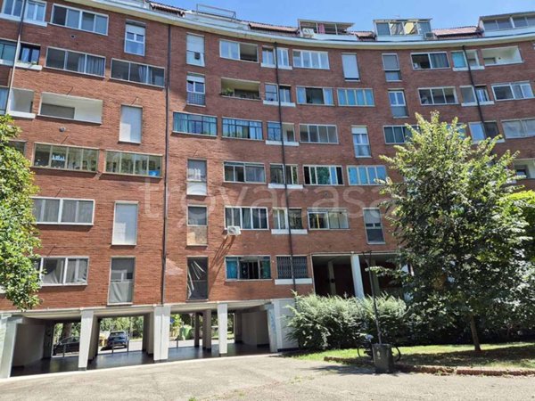 appartamento in vendita a Milano in zona Famagosta