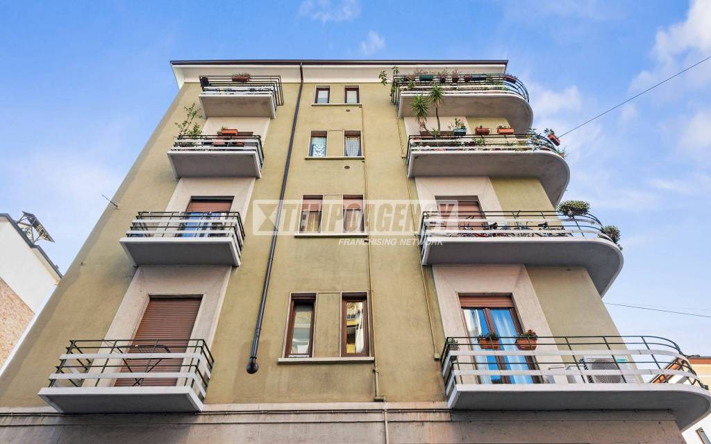 locale commerciale in vendita a Milano in zona Città Studi