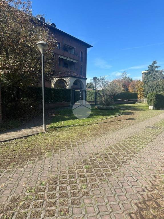 negozio in vendita a Milano in zona Baggio