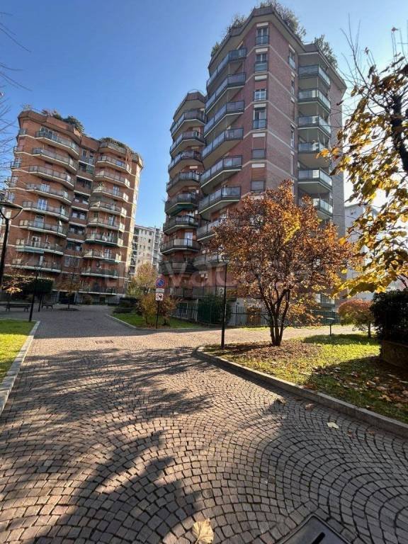 appartamento in vendita a Milano in zona Lorenteggio
