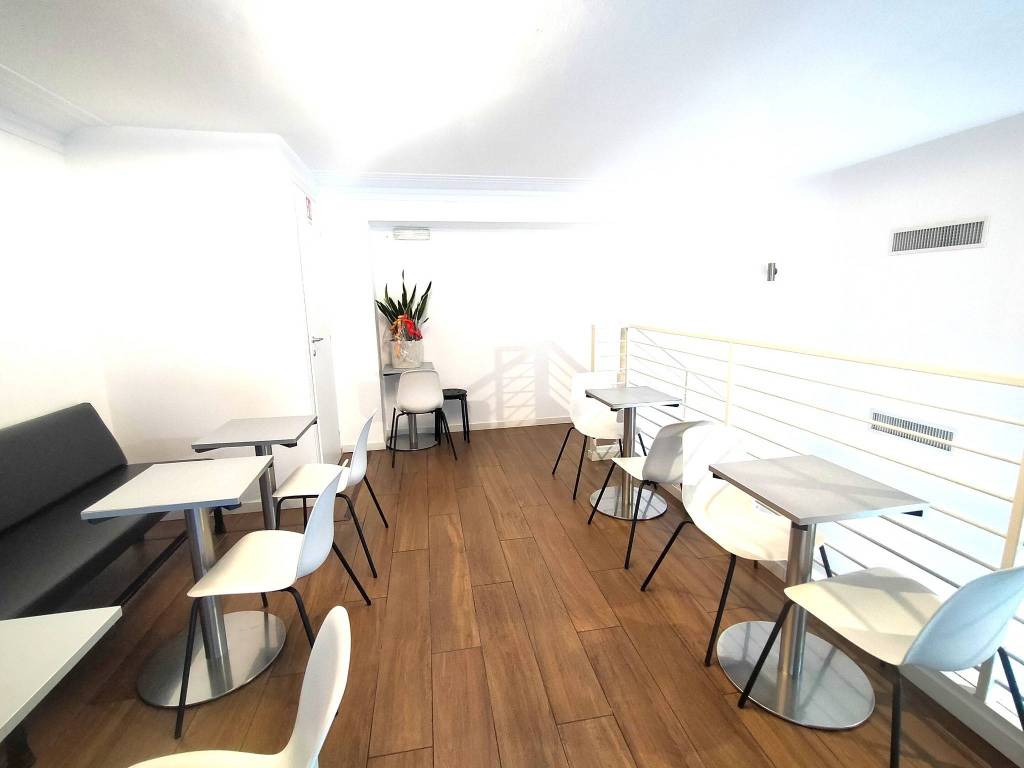 negozio in vendita a Milano in zona Guastalla