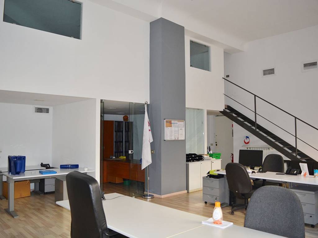 negozio in vendita a Milano in zona Piazzale Lodi