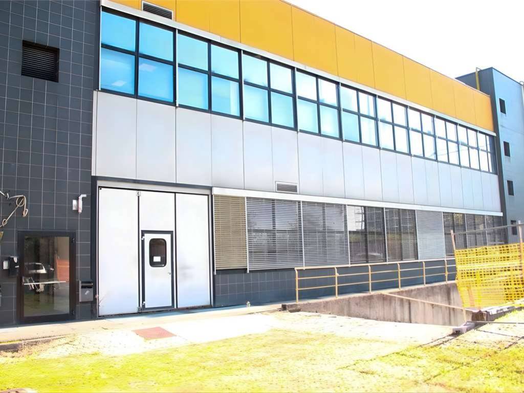 locale commerciale in vendita a Milano in zona Vigentino