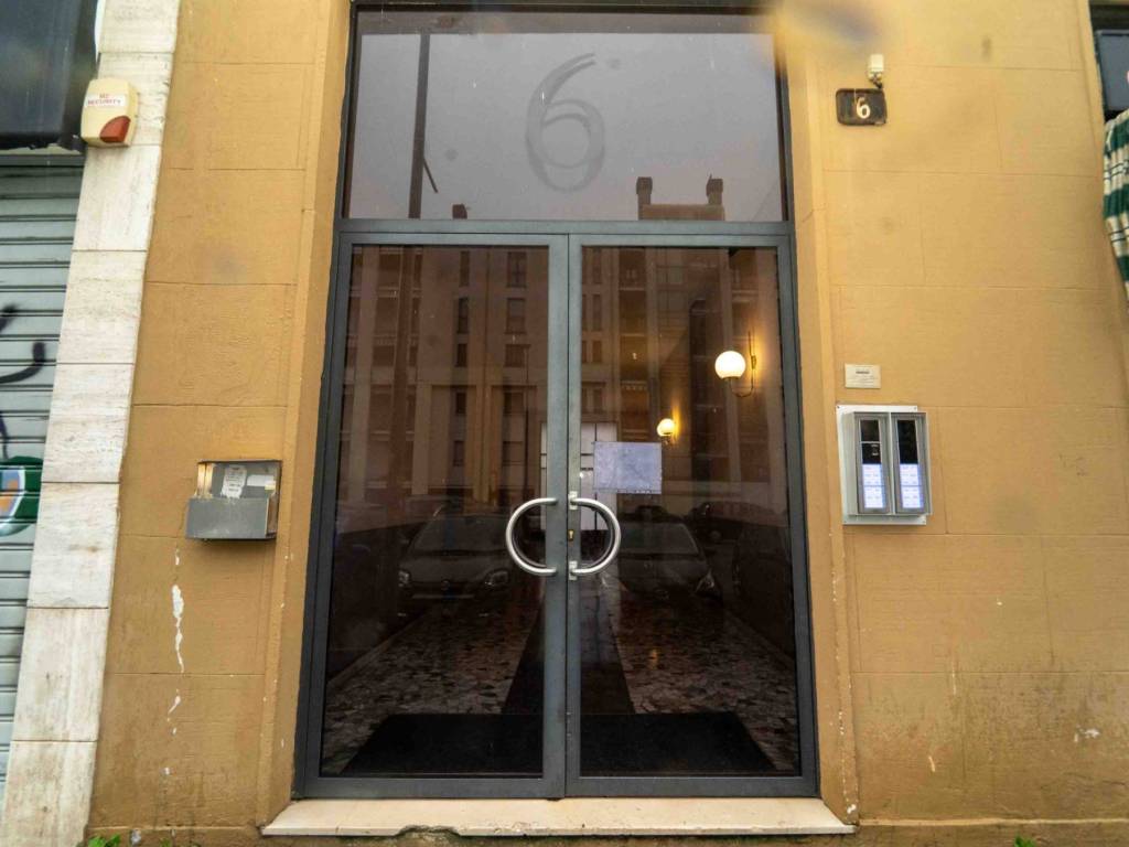 negozio in vendita a Milano in zona Barona