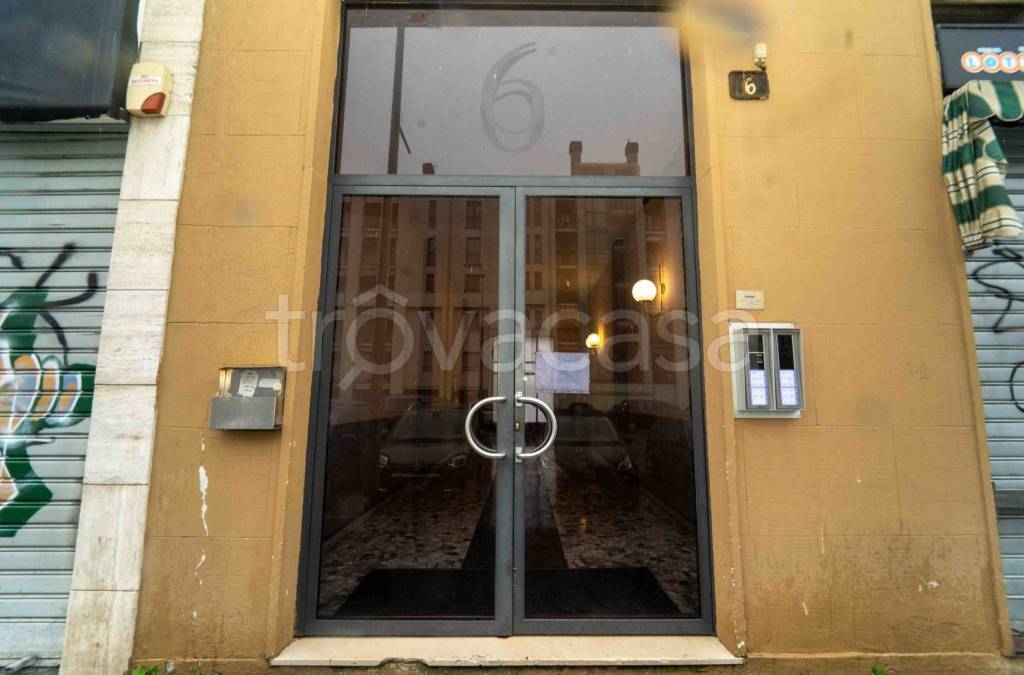 negozio in vendita a Milano in zona Famagosta