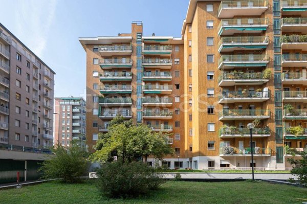 appartamento in vendita a Milano in zona Lorenteggio