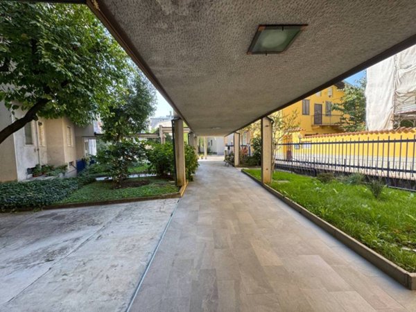 appartamento in vendita a Milano in zona Barona