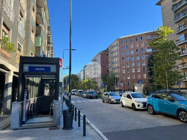 appartamento in vendita a Milano in zona Lorenteggio