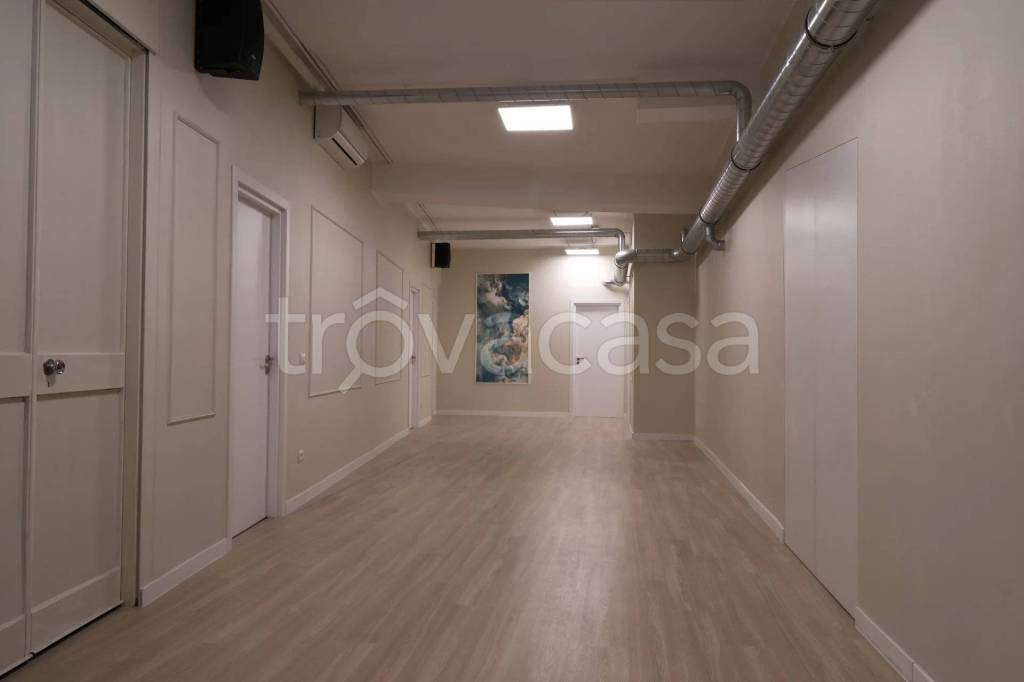 negozio in vendita a Milano in zona Porta Nuova