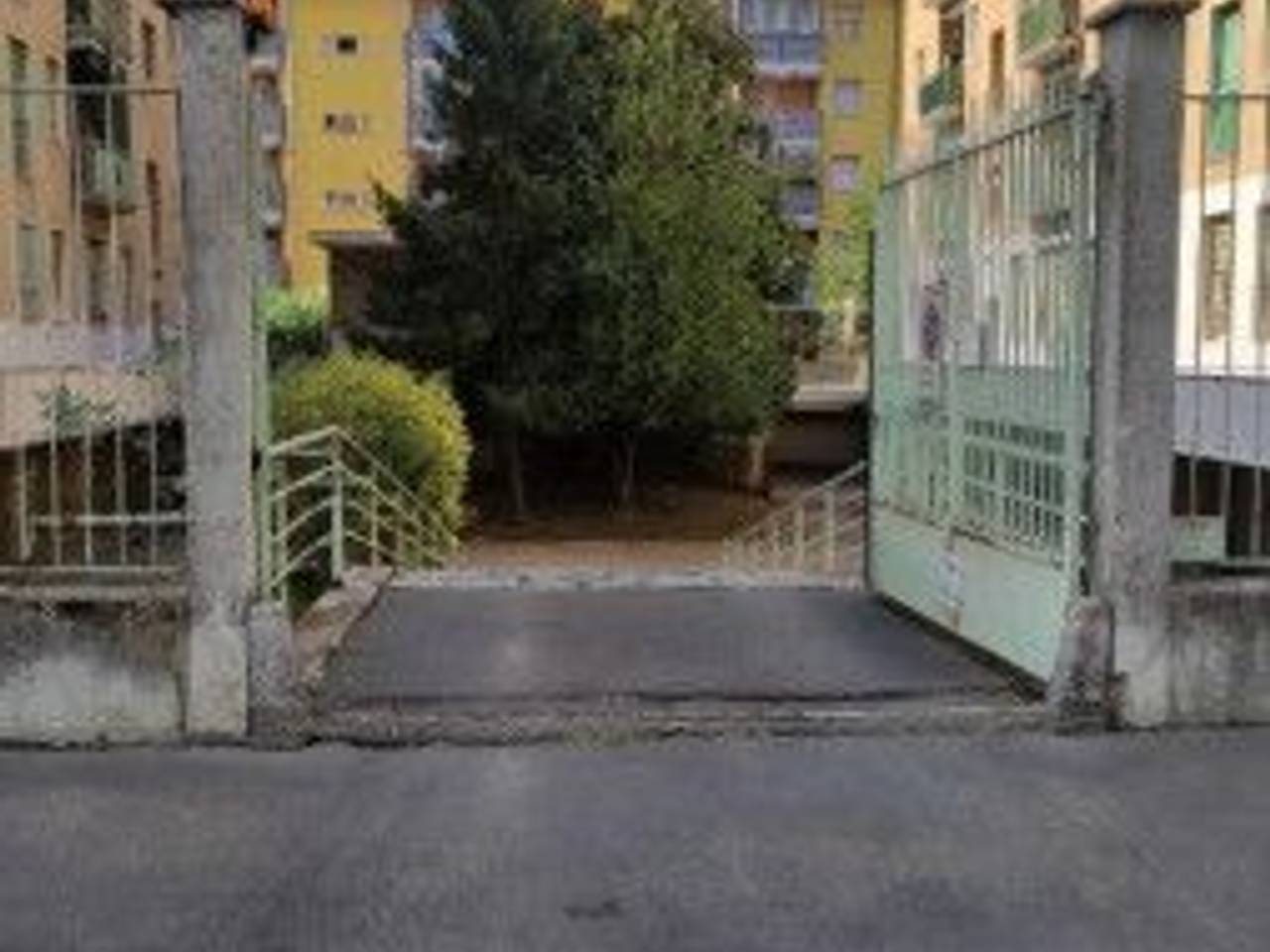 negozio in vendita a Milano in zona Quarto Oggiaro