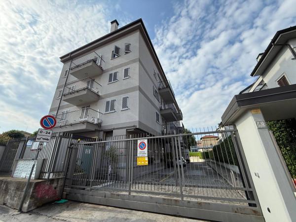 negozio in vendita a Milano in zona Segnano