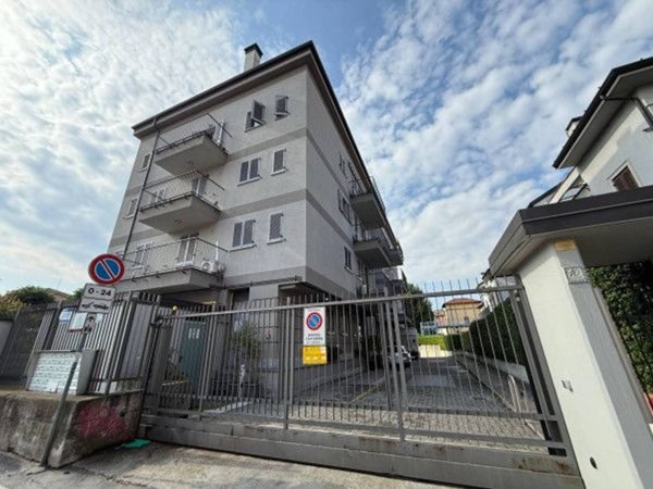 negozio in vendita a Milano in zona Segnano