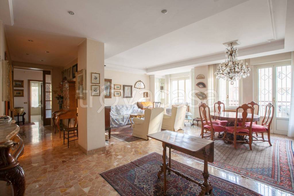 appartamento in vendita a Milano in zona Città Studi