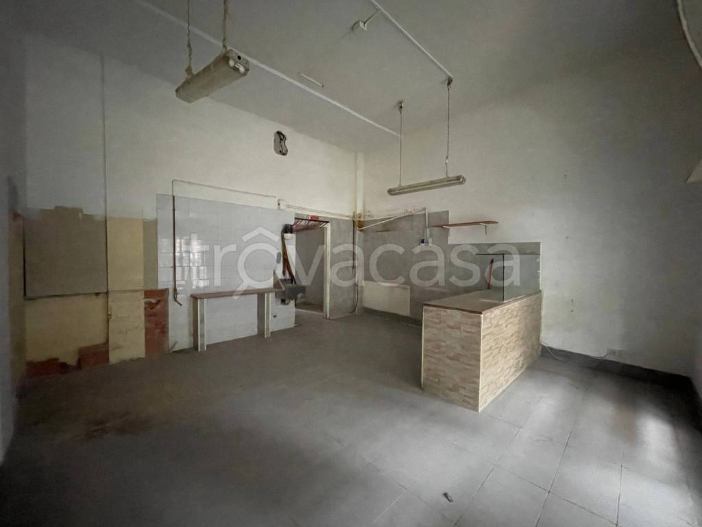 negozio in vendita a Milano in zona Baggio