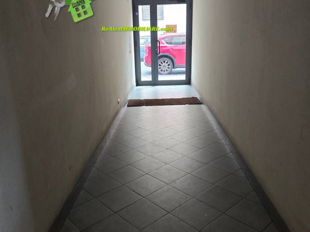 locale commerciale in vendita a Milano in zona Adriano