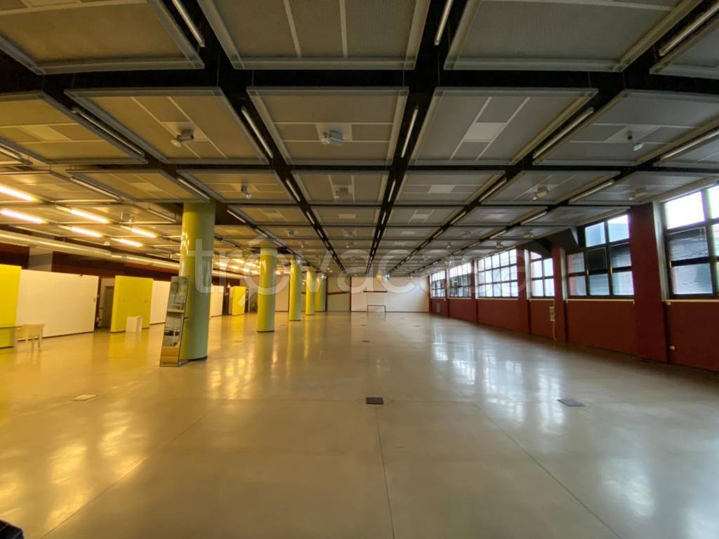 locale commerciale in vendita a Milano in zona Dergano