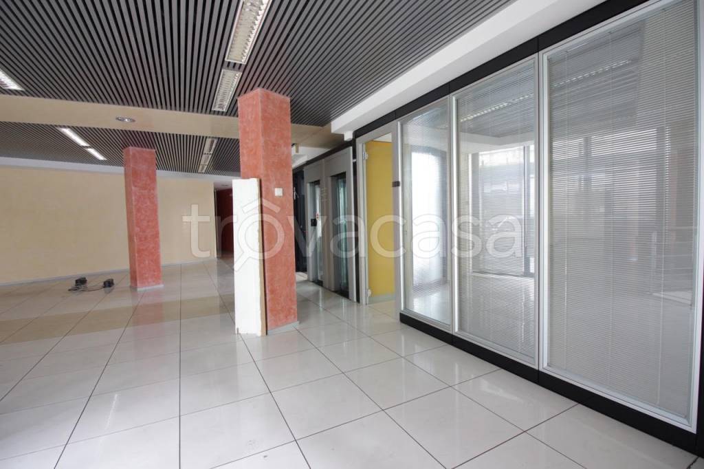 negozio in vendita a Milano in zona Lambrate