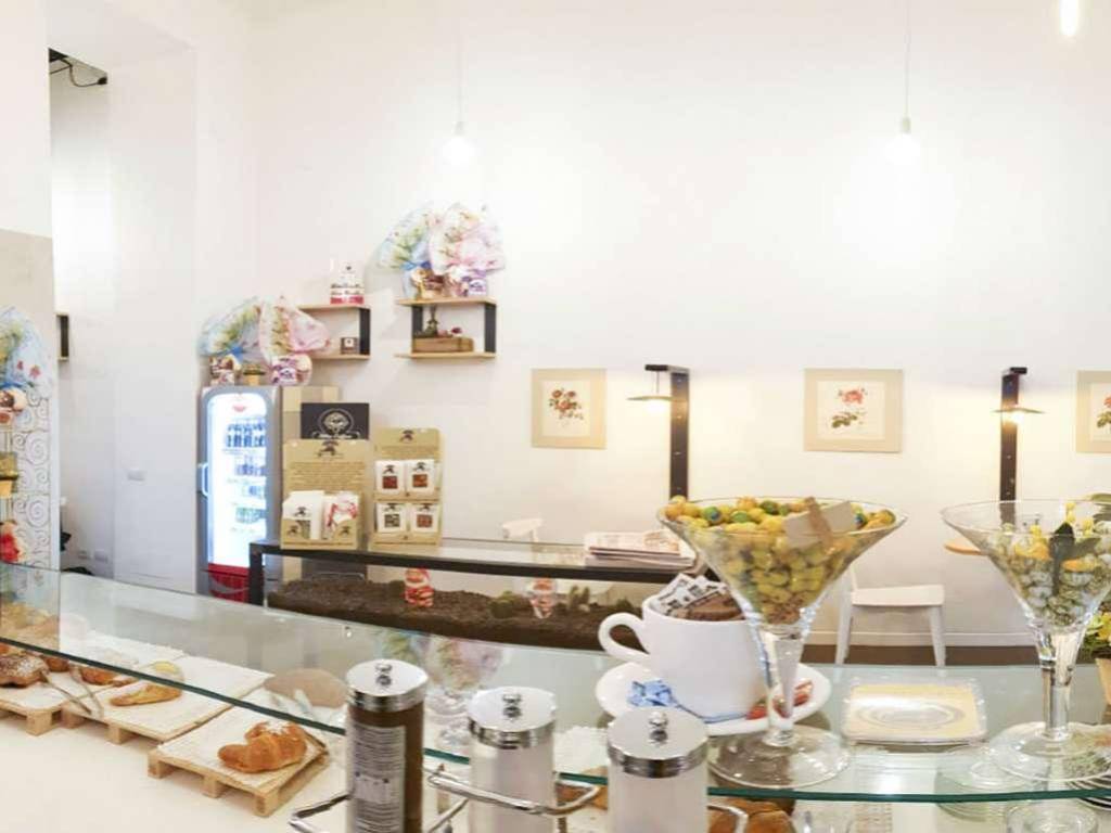 negozio in vendita a Milano in zona Guastalla