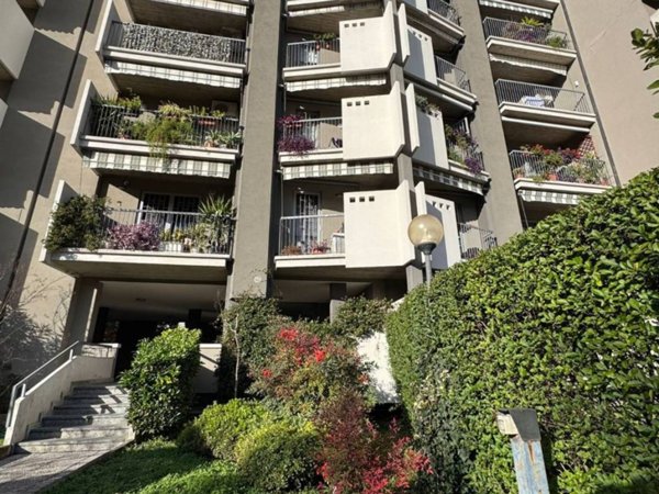 appartamento in vendita a Milano in zona Baggio