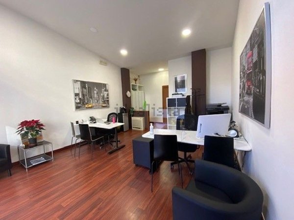 negozio in vendita a Milano in zona Isola