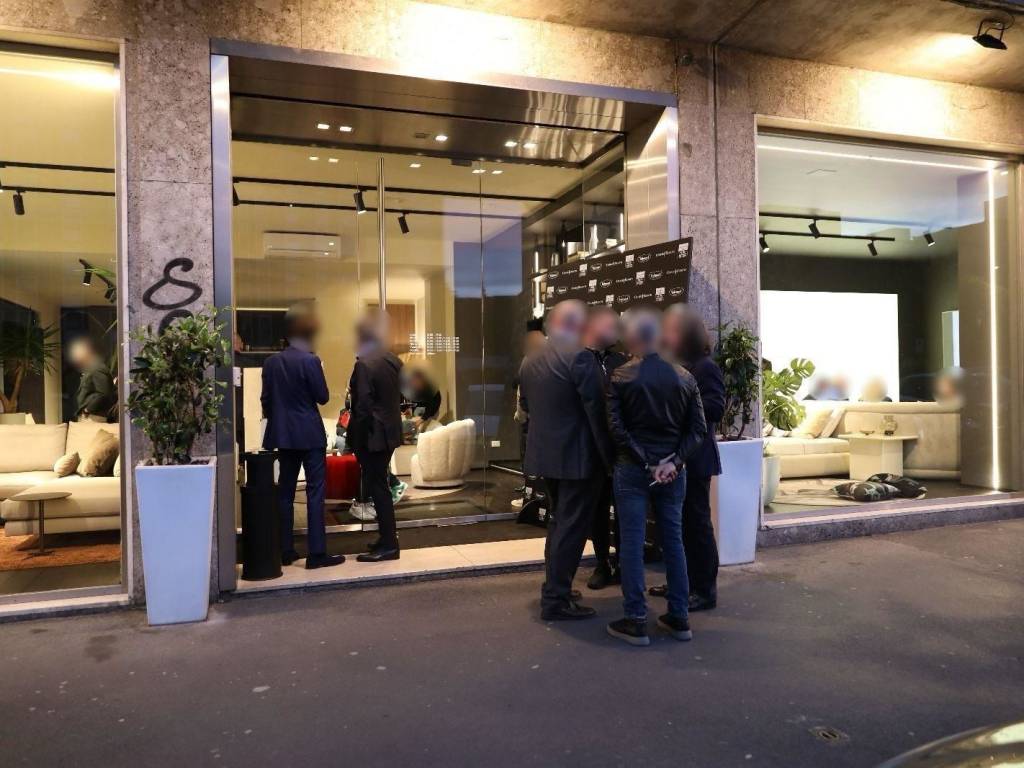 negozio in vendita a Milano in zona Famagosta