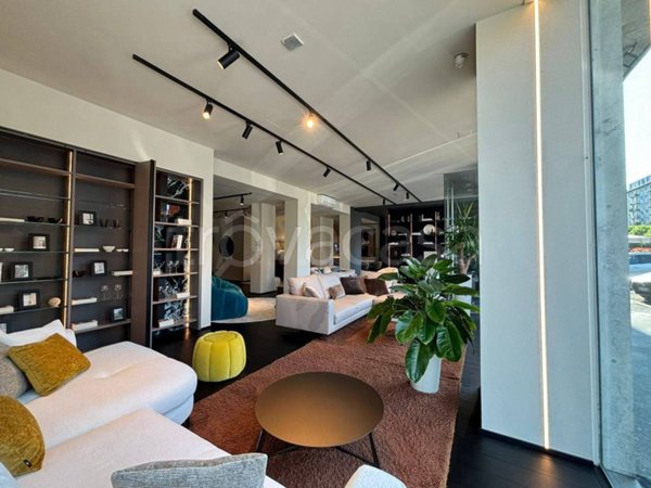 negozio in vendita a Milano in zona Famagosta