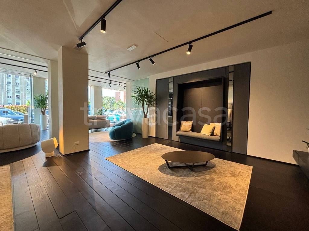 negozio in vendita a Milano in zona Famagosta