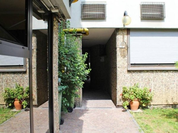 negozio in vendita a Milano in zona Guastalla