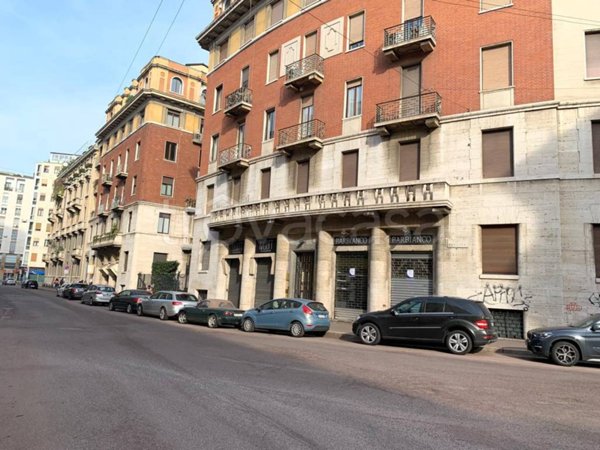 negozio in vendita a Milano in zona Guastalla
