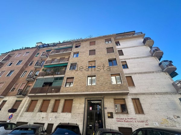 locale commerciale in vendita a Milano in zona Lorenteggio
