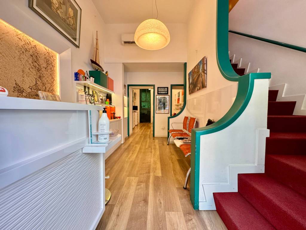 negozio in vendita a Milano in zona Famagosta