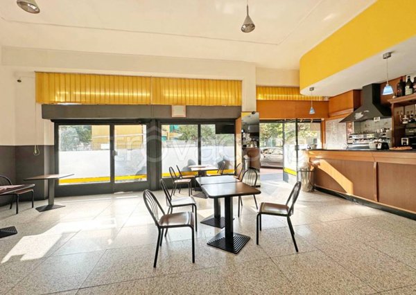 negozio in vendita a Milano in zona Baggio