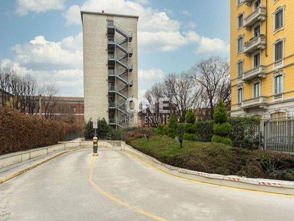 intera palazzina in vendita a Milano in zona Guastalla