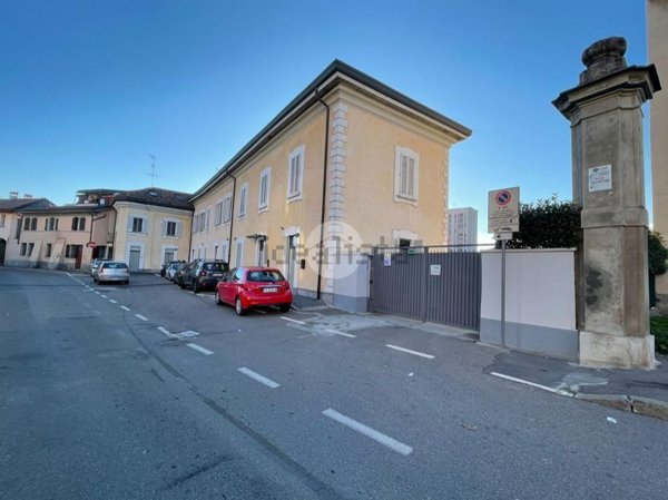 negozio in vendita a Milano in zona Quarto Cagnino