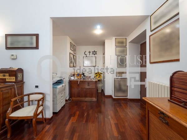 ufficio in vendita a Milano in zona Guastalla