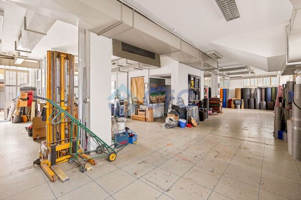 negozio in vendita a Milano in zona Crescenzago