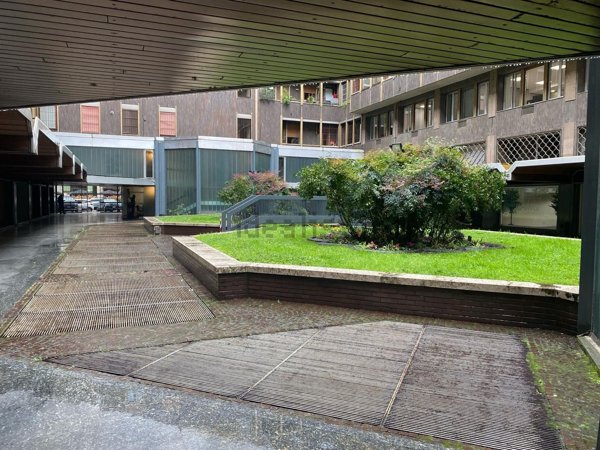 locale commerciale in vendita a Milano in zona Stazione Centrale