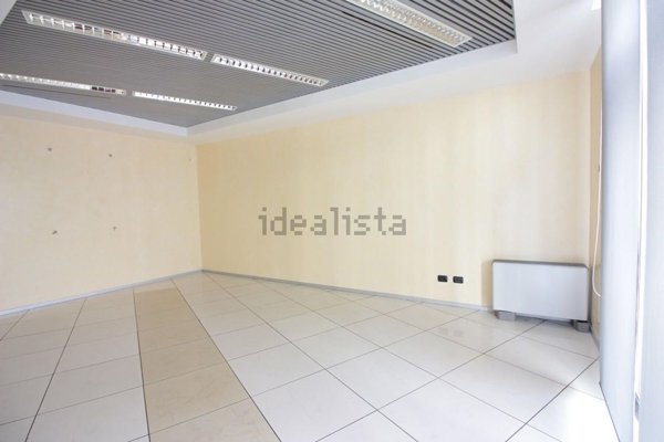 locale commerciale in vendita a Milano in zona Lambrate