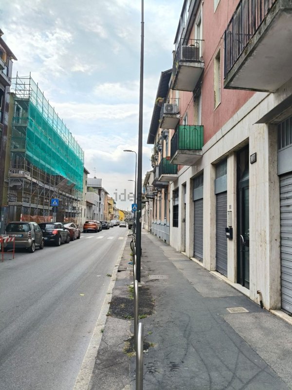ufficio in vendita a Milano in zona Baggio