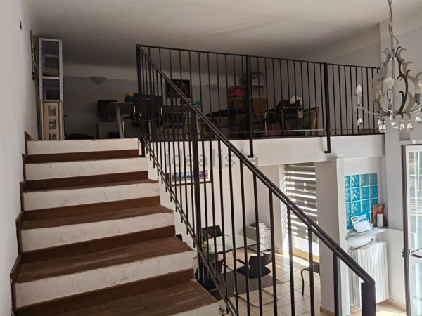 negozio in vendita a Milano in zona Baggio